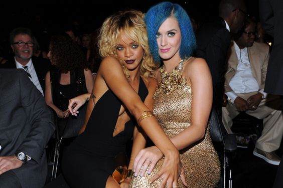 Rihanna vs Katy Perry: Rihanna y Katy Perry solían ser grandes amigas, pero en los MTV Video Music Awards, Rihanna besó a su ex Chris Brown y su amiga no lo aprobó.Luego de eso, Rihanna no asistió al cumpleaños de Katy y ella tampoco asistió a su fiesta de Halloween. 