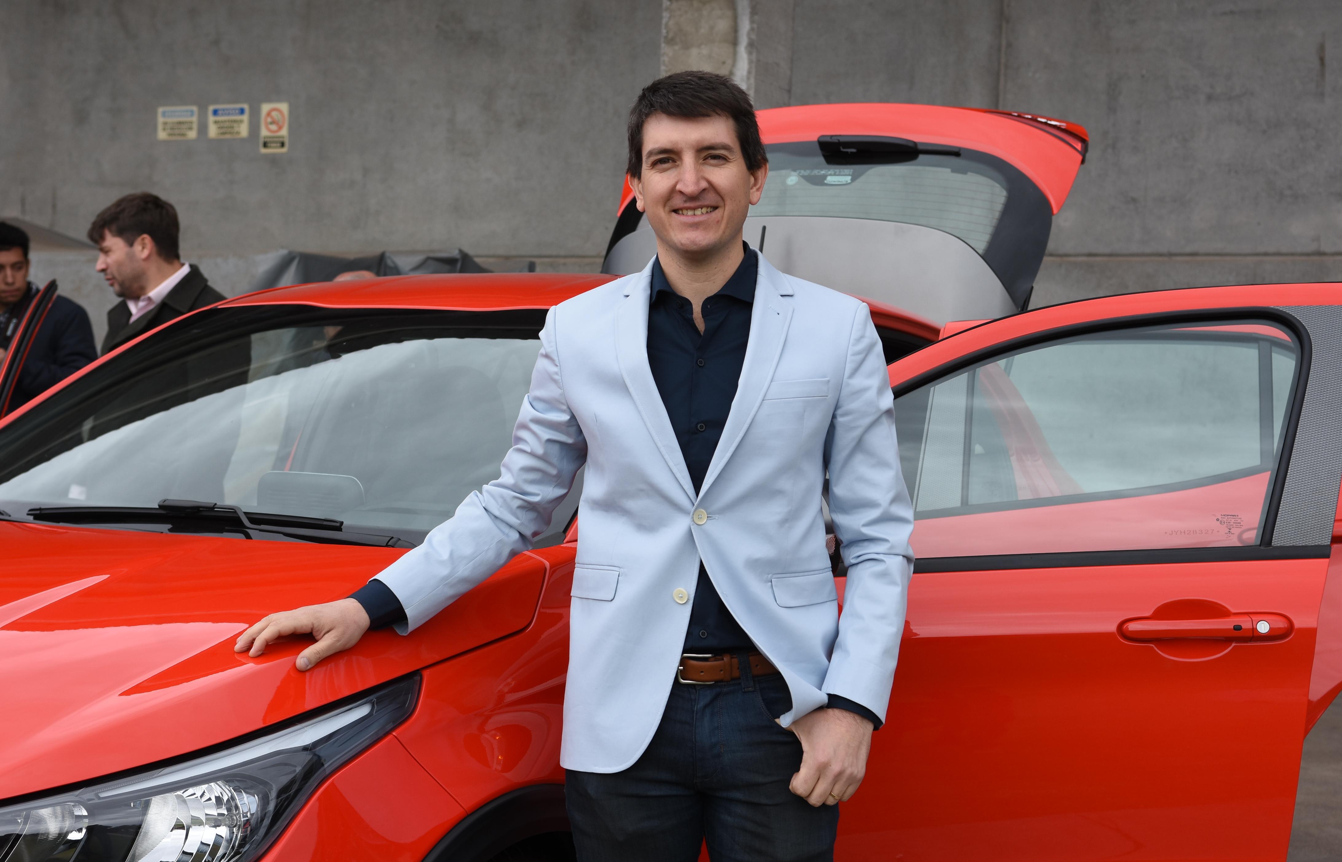 Tano Robles junto a uno de los impresionantes modelos de Argo.