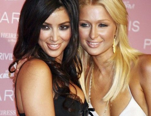 Kim Kardashian vs Paris Hilton: Ambas mantenían una increíble amistad hasta que Kim empezó a ser famosa, situación que no le pareció a Paris, pues nadie podía quitarle su lugar.Las ex mejors amigas se separaron y luego Kim se convirtió en mucho más famosa que Paris. 