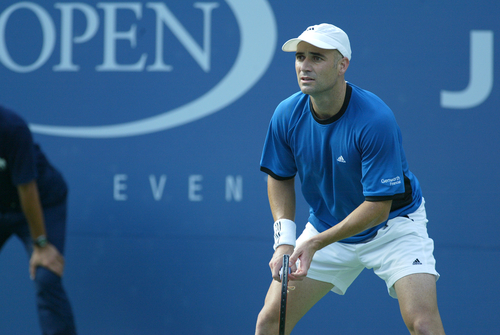 Andre Agassi: Tras saltar a la fama con sus largas melenas y los llamativos atuendos con los que jugaba al tenis a finales de los 80 y comienzos de los 90, Agassi nos tiene acostumbrados actualmente a la cabeza rapada. En realidad, por entonces adornaba su pelo con extensiones para disimular la precipitada alopecia. 