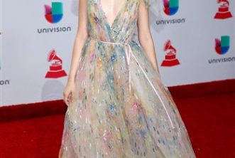 Camila Cabello lució como una princesa con un vetsido vaporoso.
