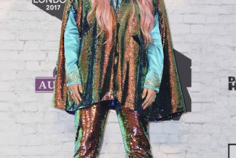 Kesha: brillos, color y mucha actitud.