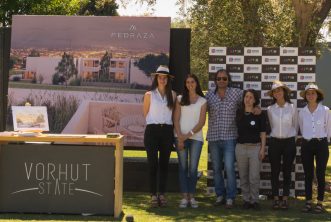 Laura DeGregorio, Facundo Alba y Ana Julia Paris junto a las chicas de Vorhut State.